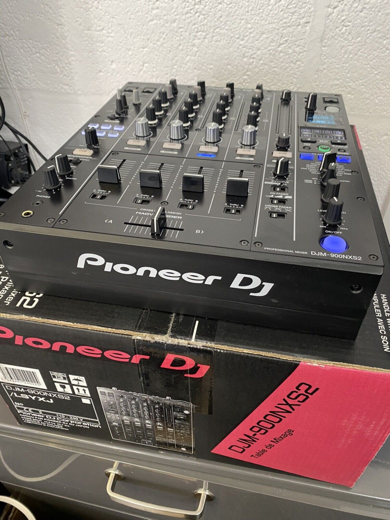 2x Pioneer CDJ-2000NXS2 1x DJM-900NXS2 mixer cost  2600 EUR 10
