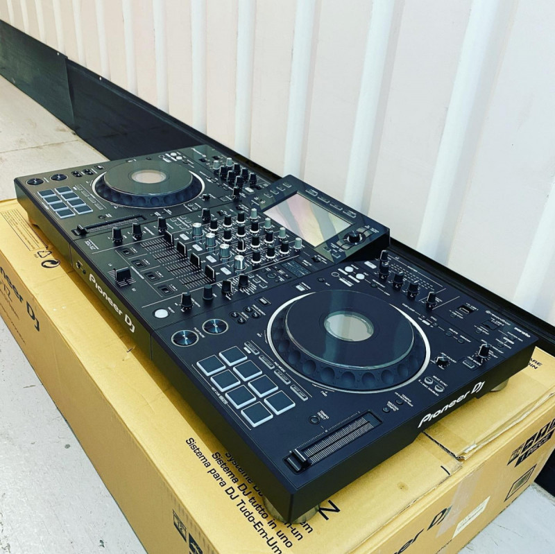 2x Pioneer CDJ-2000NXS2 1x DJM-900NXS2 mixer cost 2500 EUR 35